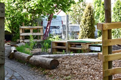 Garten der Kita mit Paletten