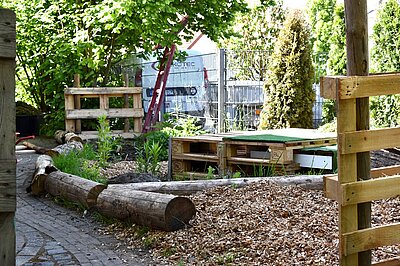 Garten der Kita mit Paletten